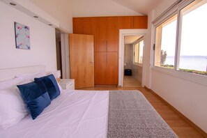4 bedrooms, in-room safe, blackout curtains, iron/ironing board - Phaedrus Living Beachfront Villa Mare (Ayia Marina Chrysochous)
