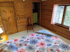 2 bedrooms, desk, free WiFi, bed sheets - Rustic, split-level log cottage, River-view, Pet-friendly, Downeast Maine (Edmunds Twp)