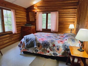 2 bedrooms, desk, free WiFi, bed sheets - Rustic, split-level log cottage, River-view, Pet-friendly, Downeast Maine (Edmunds Twp)