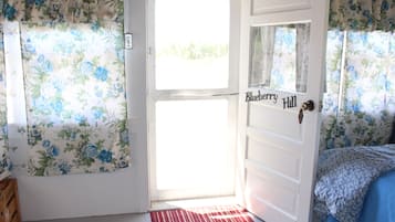 2 habitaciones, escritorio y ropa de cama