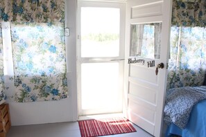 2 makuuhuonetta, työpöytä, vuodevaatteet