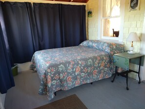 2 عدّة غرف نوم ومكتب وملاءات أسرّة