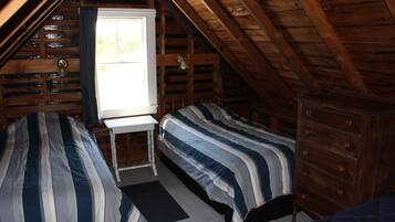 2 sovrum, skrivbord och sängkläder