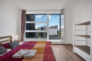 2 bedrooms, travel crib, free WiFi, bed sheets