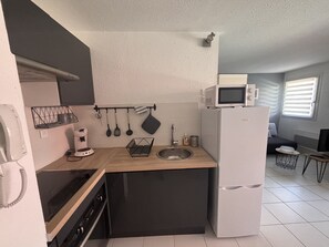 Private kitchen - Charmant Appartement Cosy sur Sète Proche des Canaux et de Toutes Commodités (Sète)