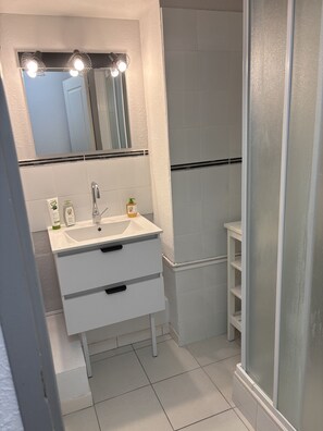 Haartrockner, Handtücher, Seife, Toilettenpapier