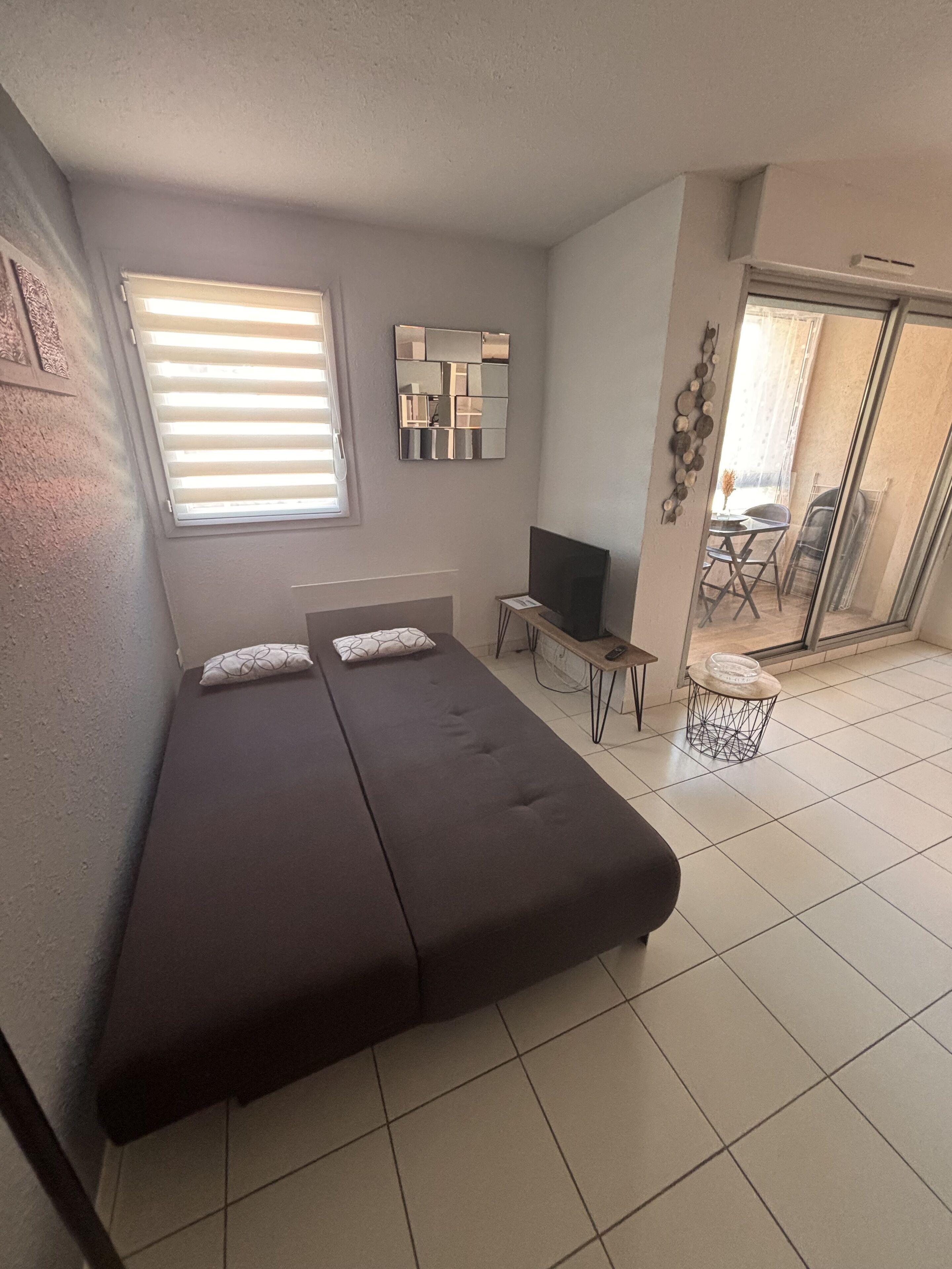 1 dormitorio, escritorio, tabla de planchar con plancha y ropa de cama