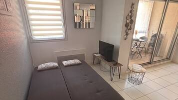 1 dormitorio, escritorio, tabla de planchar con plancha y ropa de cama