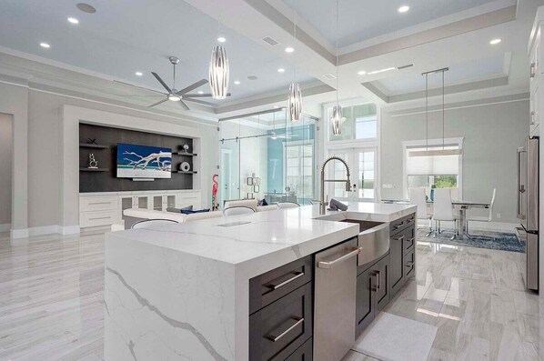 Refrigerador, microondas, horno, placa de cocina