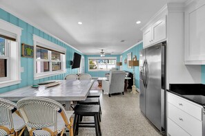 Een koelkast, een magnetron, een oven, een kookplaat