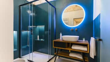 Dusche, Haartrockner, Bidet, Handtücher