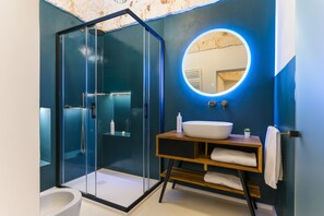 Een douche, een haardroger, handdoeken