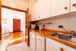Fridge, microwave, dishwasher, coffee/tea maker