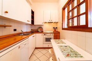 Een koelkast, een microgolfoven, een oven, een vaatwasser
