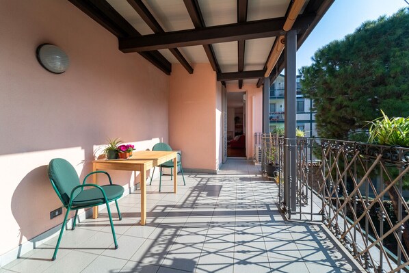 Outdoor dining - Gerbett Apartment with Terrace by Wonderful Italy (Como)