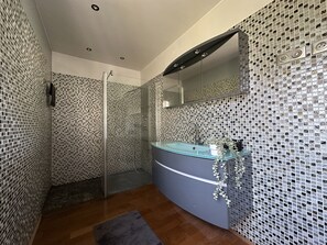 Toalhas de banho, sabonete, papel higiênico 