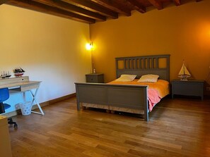 5 bedrooms, travel cot, free WiFi