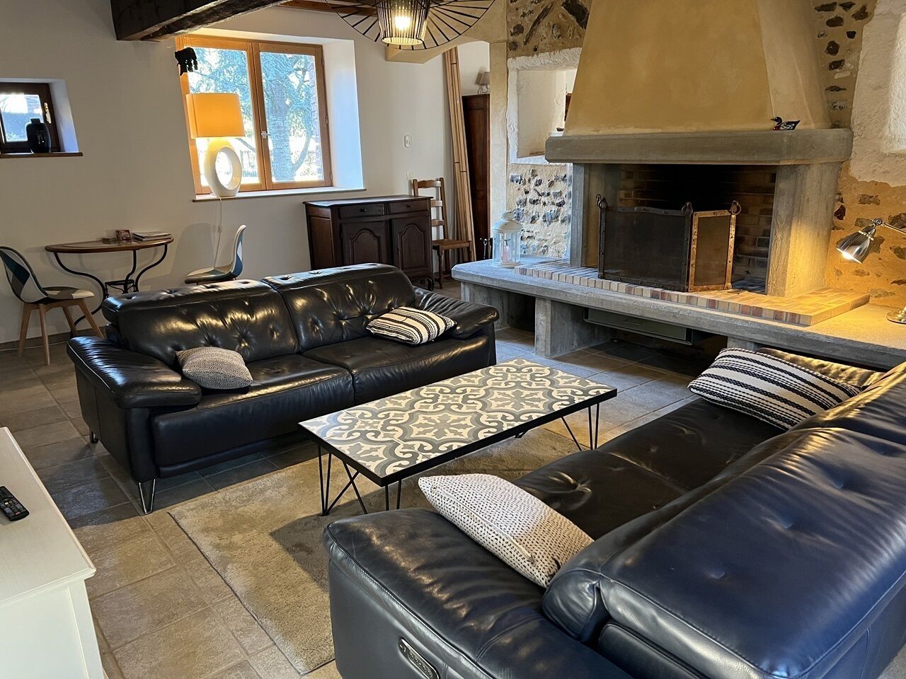 Una televisión, libros