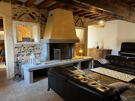 TV, books. Les Janets Grande Maison 12 Personnes Proche Guédelon
