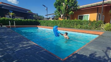 Outdoor pool, free cabanas, sun loungers