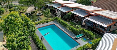 Piscine extérieure, cabanons gratuits, chaises longues