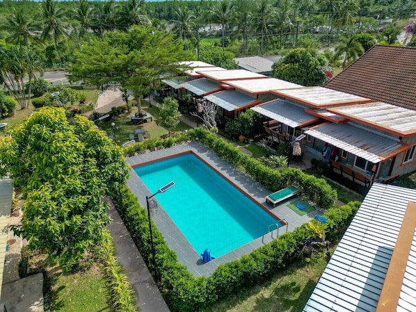 屋外プール、カバナ (無料)、サンラウンジャー