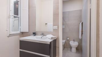 Appartamento Deluxe | Bagno | Doccia, asciugacapelli, bidet, asciugamani