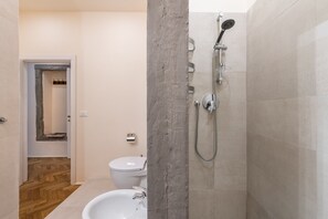 Deluxe-lejlighed | Badeværelse | Bruser, hårtørrer, bidet, håndklæder