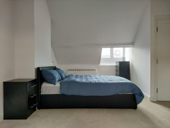1 slaapkamer, een strijkplank/strijkijzer, gratis wifi, beddengoed