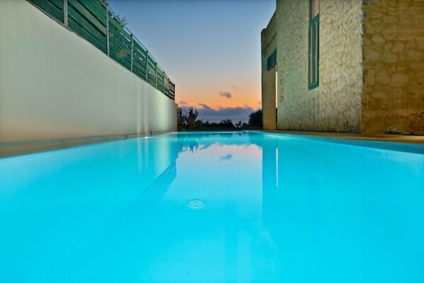 A swimming pool with a clear view of the sunset in the background. - Villa Mediterranea – Beachside Escape for Slow Living with Private Heated Pool (Livadia)