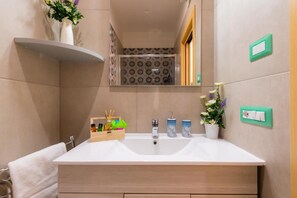 Douche, sèche-cheveux, bidet, serviettes fournies