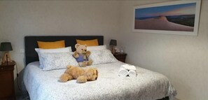 4 habitaciones, tabla de planchar con plancha y cuna de viaje 