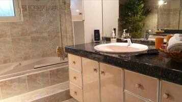 Douche, sĂšche-cheveux, serviettes fournies, savon