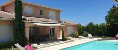 Piscina all'aperto, una piscina riscaldata