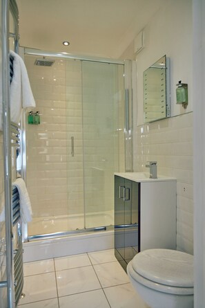 Classic Double Room | Bathroom | Free toiletries - The Pennine Inn (Kirkby Stephen)