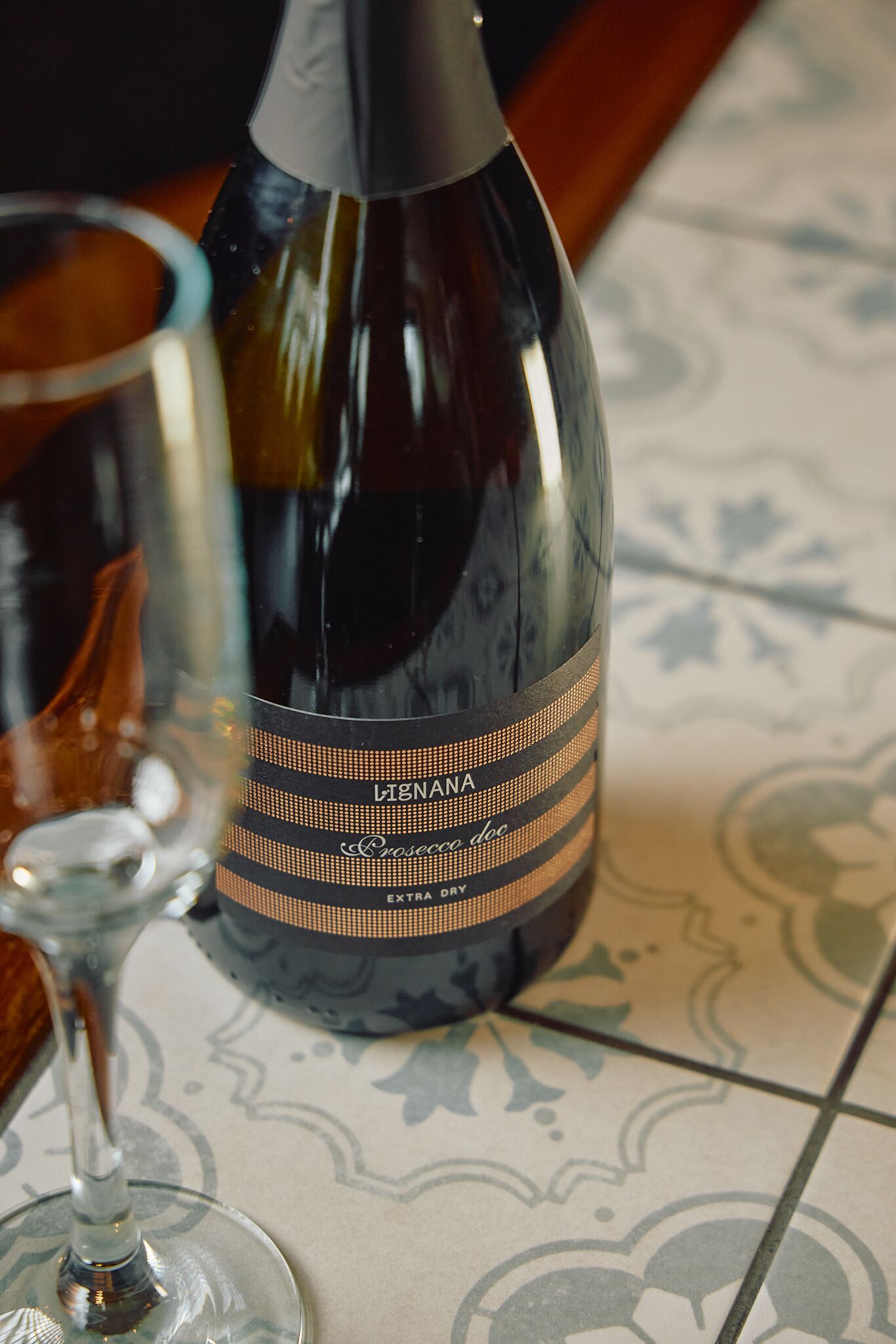En flaska vin med en etikett som visar texten: ”LIGNANA PROSECCO DOC EXTRA”.