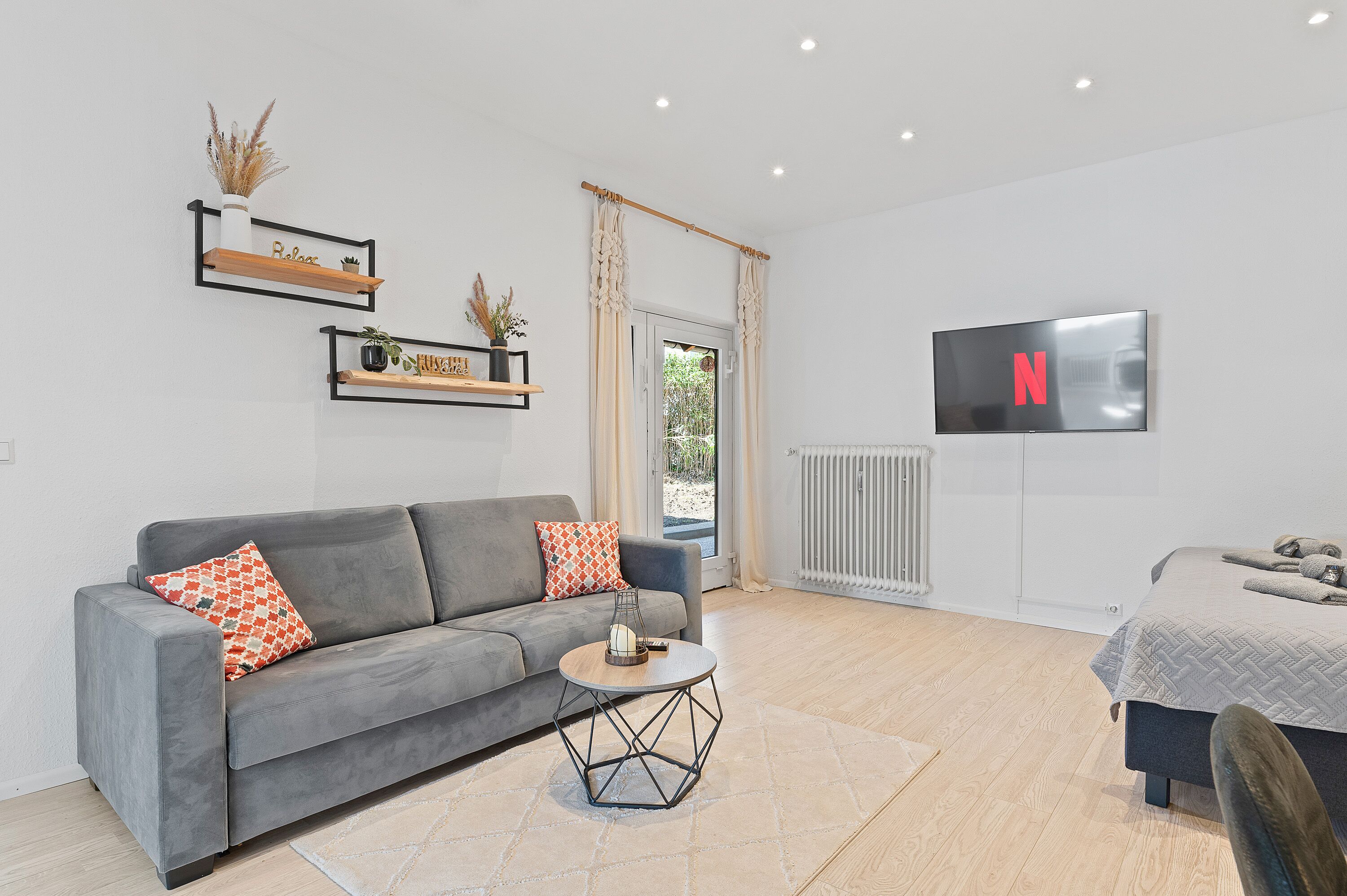 Condo Deluxe, bếp, khu vực vườn | Khu phòng khách | TV màn hình phẳng 50-inch có truyền hình vệ tinh, Netflix 