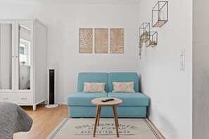 Ropa de cama hipoalergénica y espacio para trabajar con laptop 