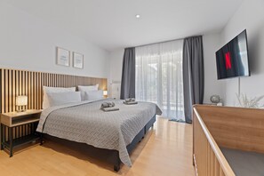 Ropa de cama hipoalergénica y espacio para trabajar con laptop 