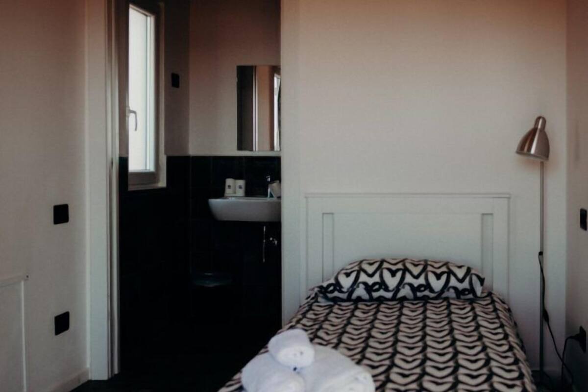 Chambre Simple, vue colline | Literie de qualité supérieure, couette en duvet d'oie, bureau