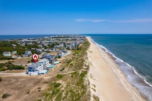 On the beach - Oceanfront 6BR Pool, 2 Hot Tub Private Beach Games (Rodanthe)