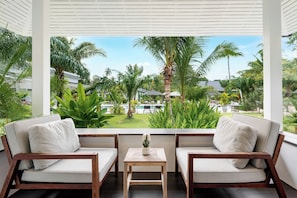 Junior-Villa, Poolblick | Balkon