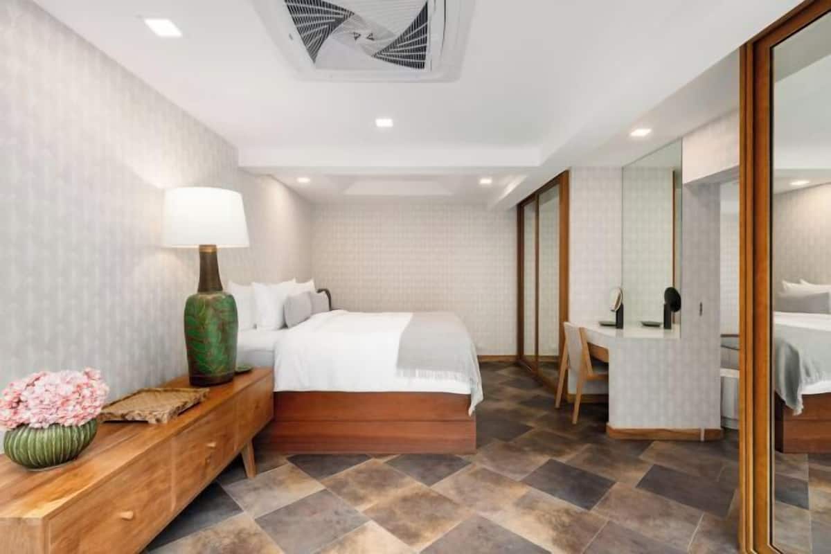 1 bedroom, Egyptian cotton sheets, premium bedding, down comforters