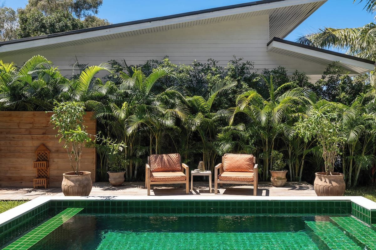 Vil·la de luxe, vistes a la piscina | Sala d'estar | Futbolí, llibres i estació de connexió per a MP3