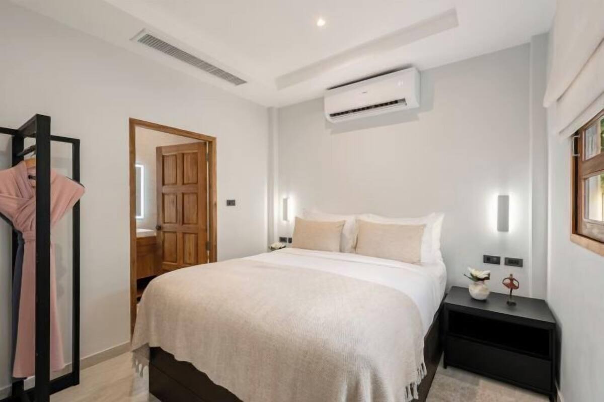 1 bedroom, Egyptian cotton sheets, premium bedding, down comforters