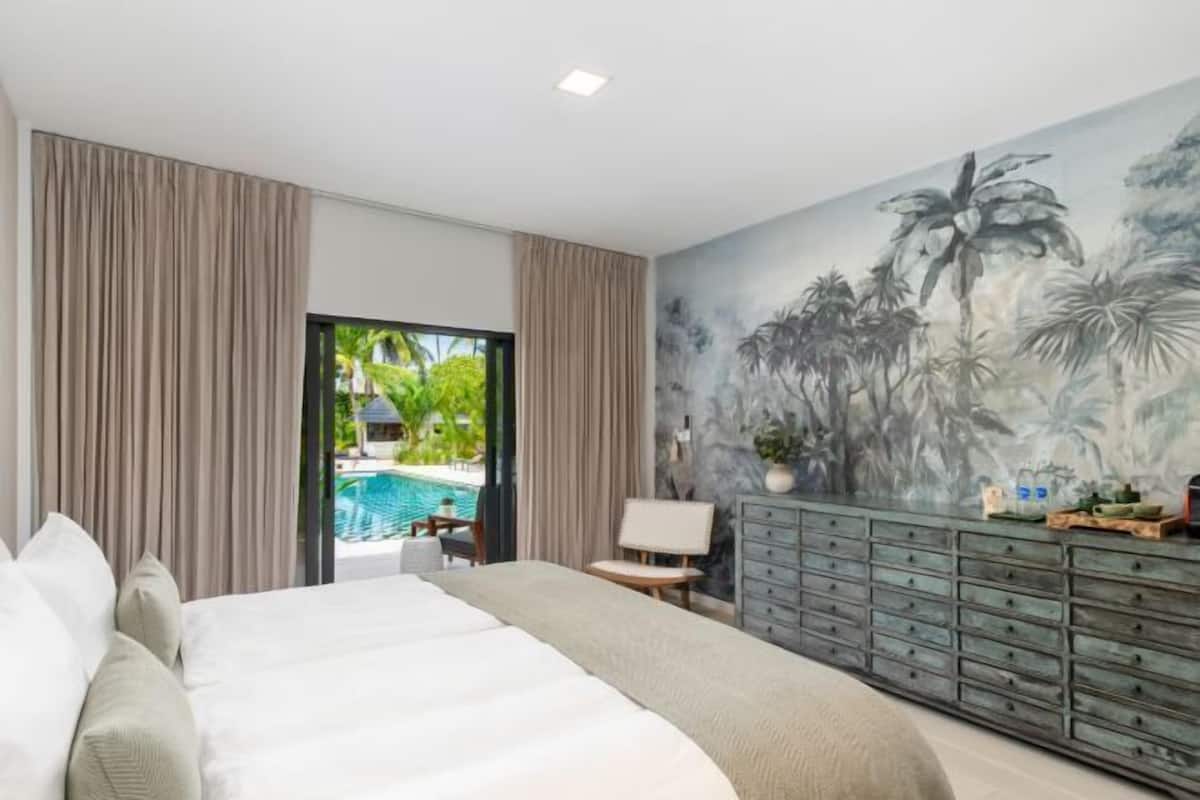 1 bedroom, Egyptian cotton sheets, premium bedding, down comforters