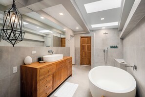 Premier-villa - udsigt til pool | Badeværelse | Designertoiletartikler, hårtørrer, badekåber, bidet