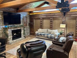 Smart TV y chimenea 