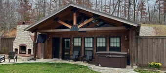 Cozy Studio Log Cabin with Hot Tub!