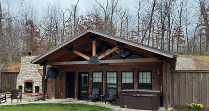 Cozy Studio Log Cabin with Hot Tub!